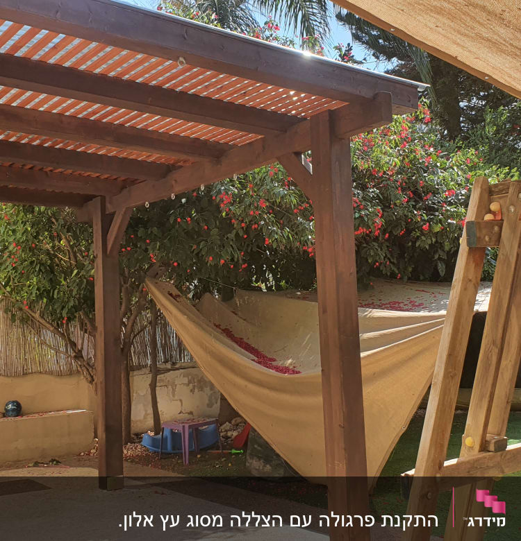 התקנת פרגולה עם הצללה מסוג עץ אלון.